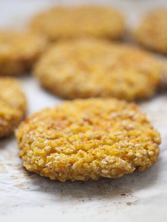 Kokoskekse auf Teller