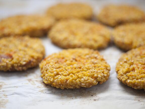 Kokoskekse auf Teller