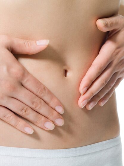 Hände berühren einen weiblichen Bauch