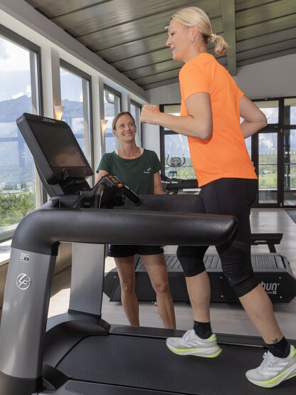 Maria Höfl-Riesch auf dem Laufband im Fitnessraum des Park Igls, begleitet von einer Trainerin