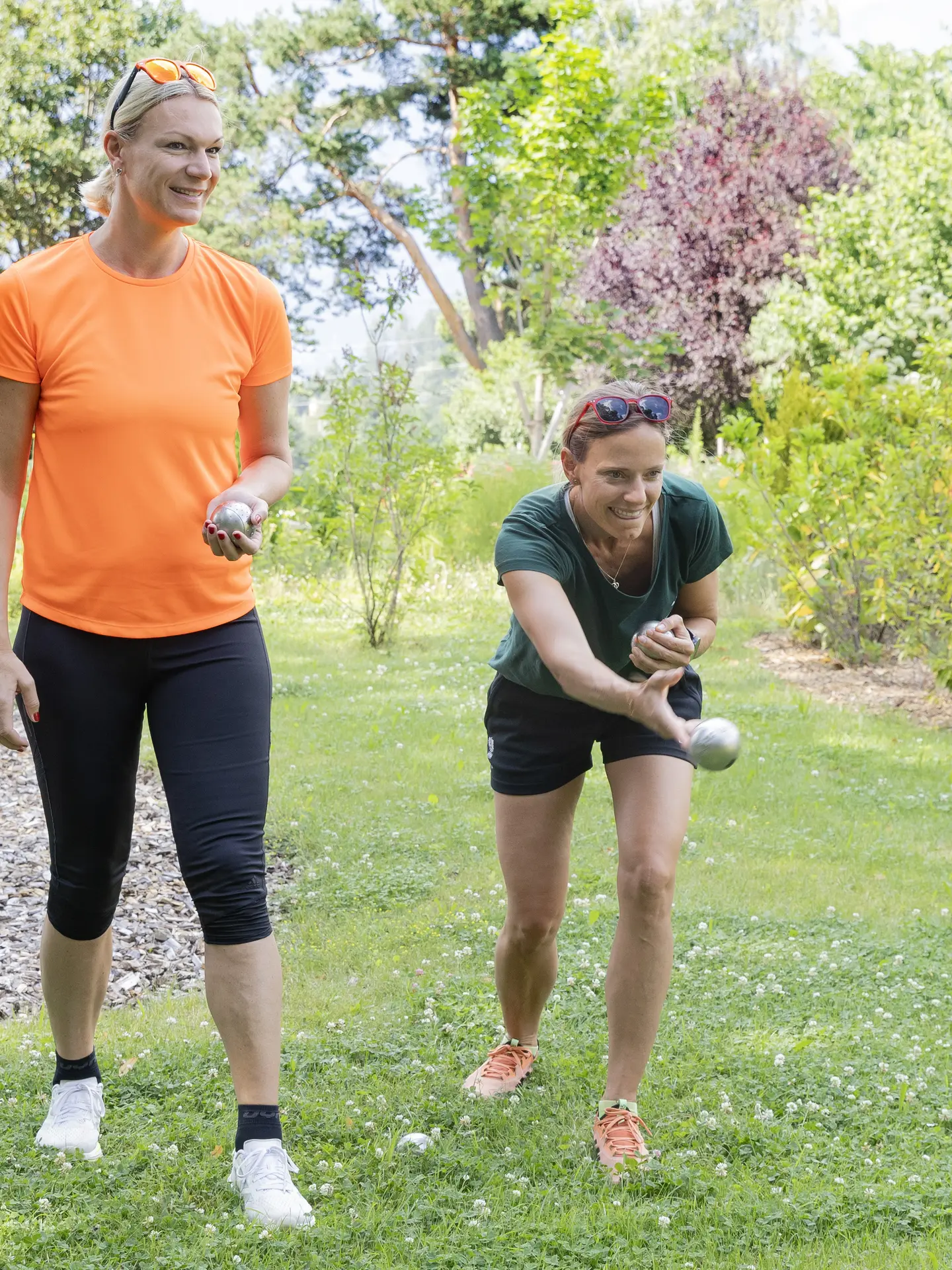 Maria Höfl-Riesch spielt Boccia mit einem Gast im Park des Park Igls