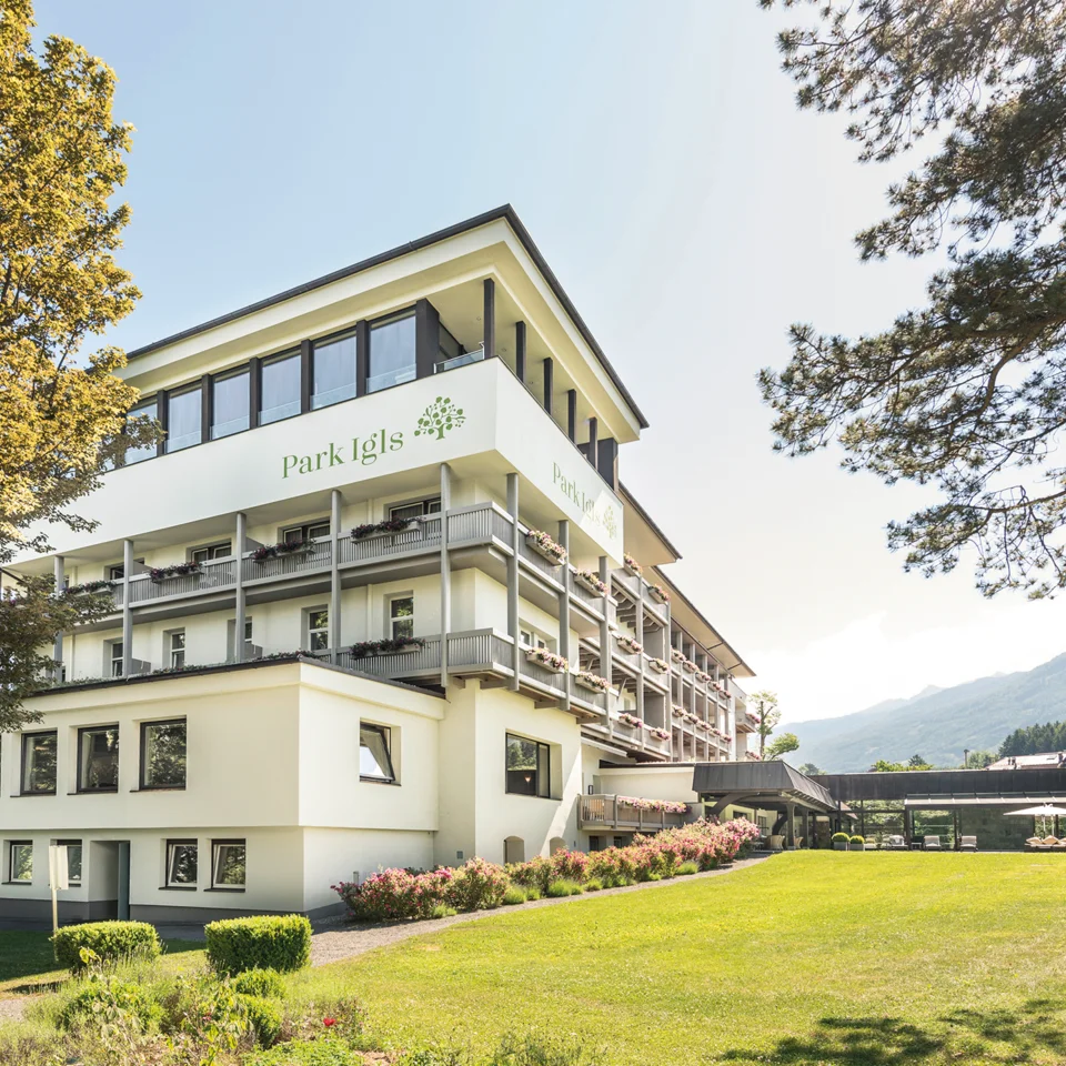 Außenaufnahme Park Igls im Sommer