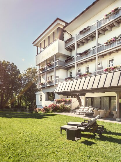 Hotelansicht Park Igls im Sommer