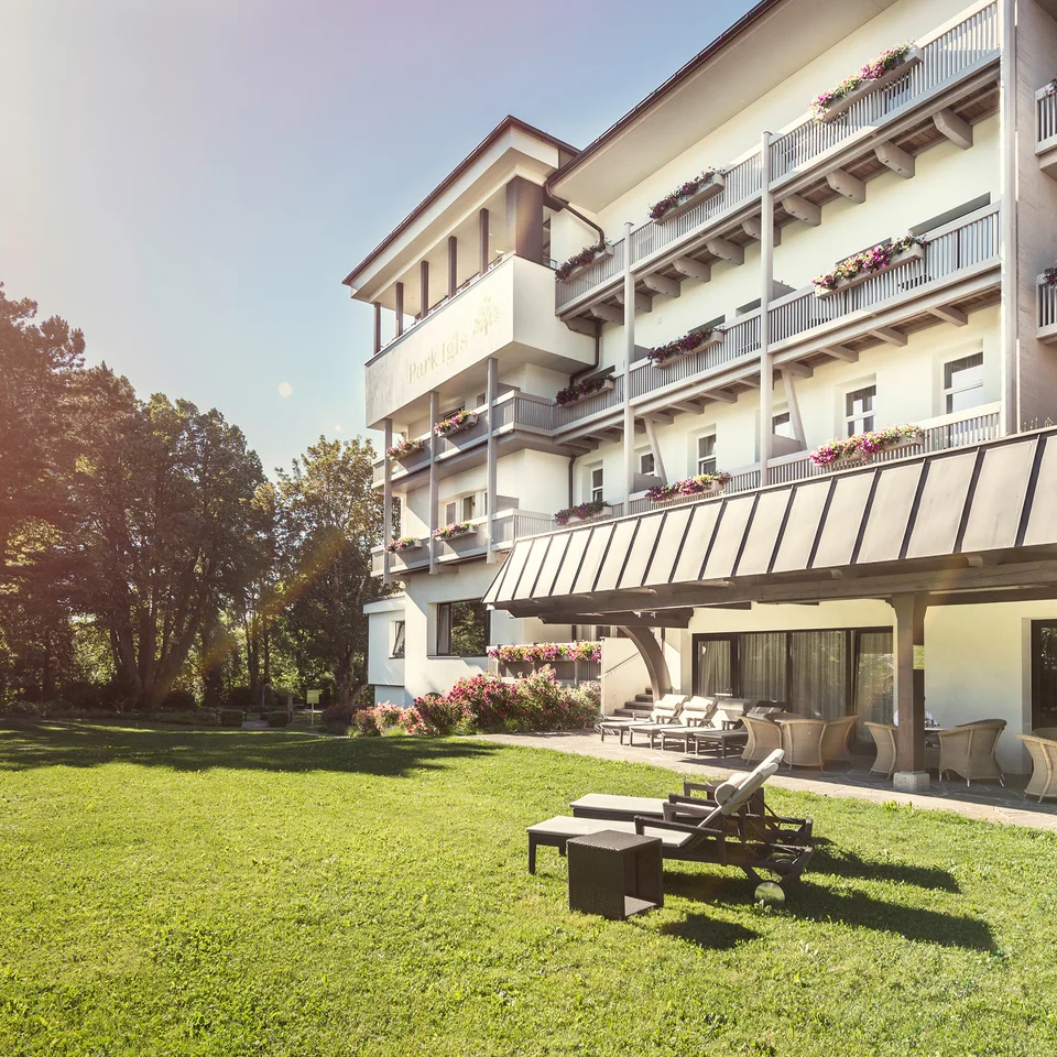 Hotelansicht Park Igls im Sommer