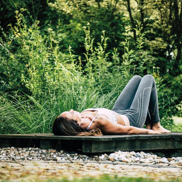 Frau bei Feldenkrais