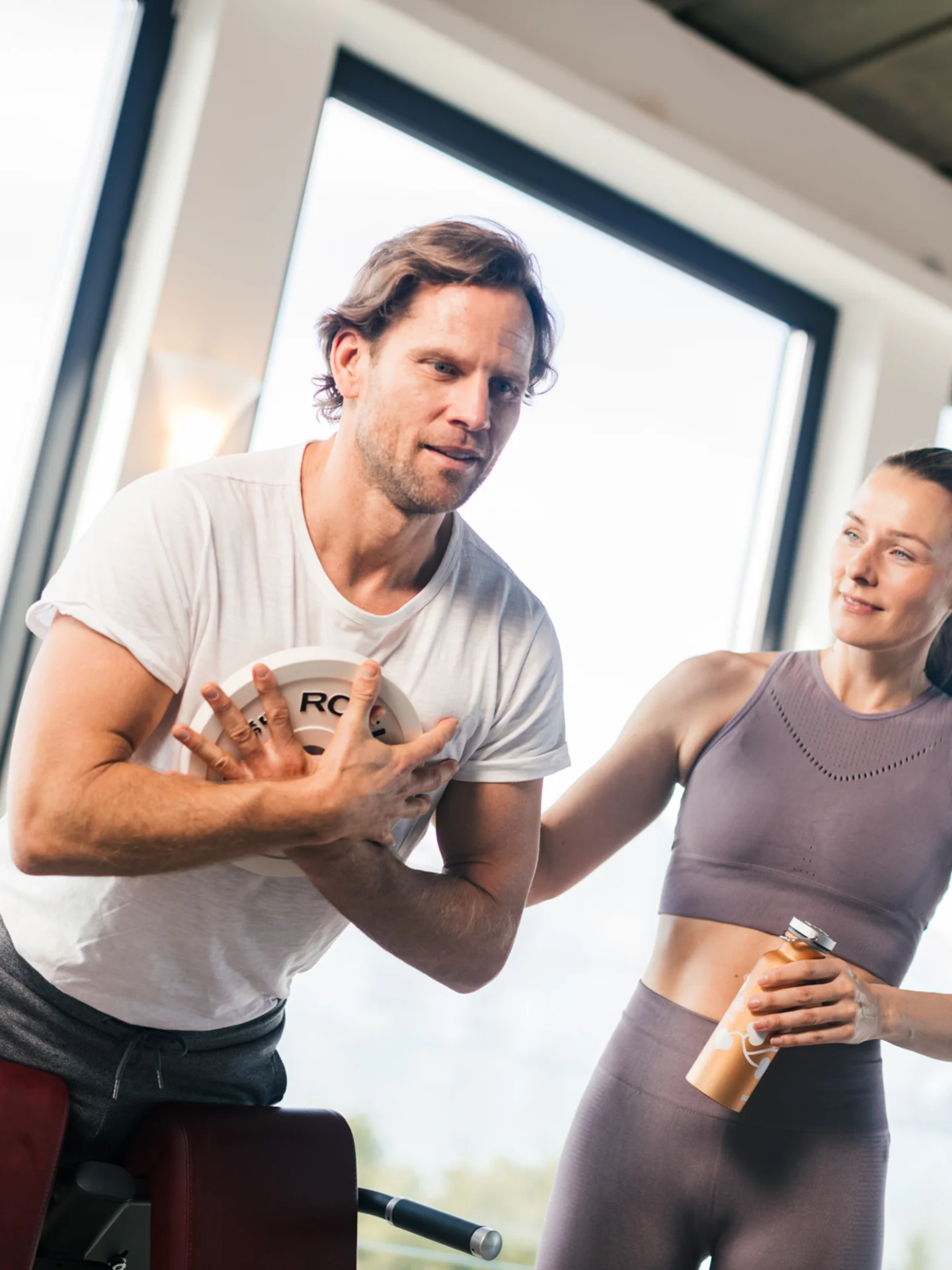 Fitnesscoach mit Mann