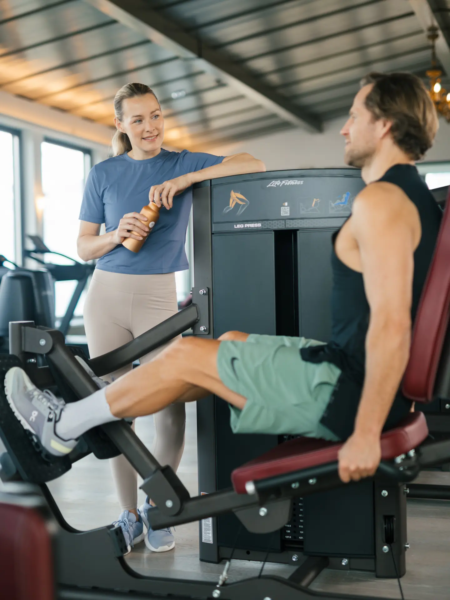 Frau beobachtet Rückentraining
