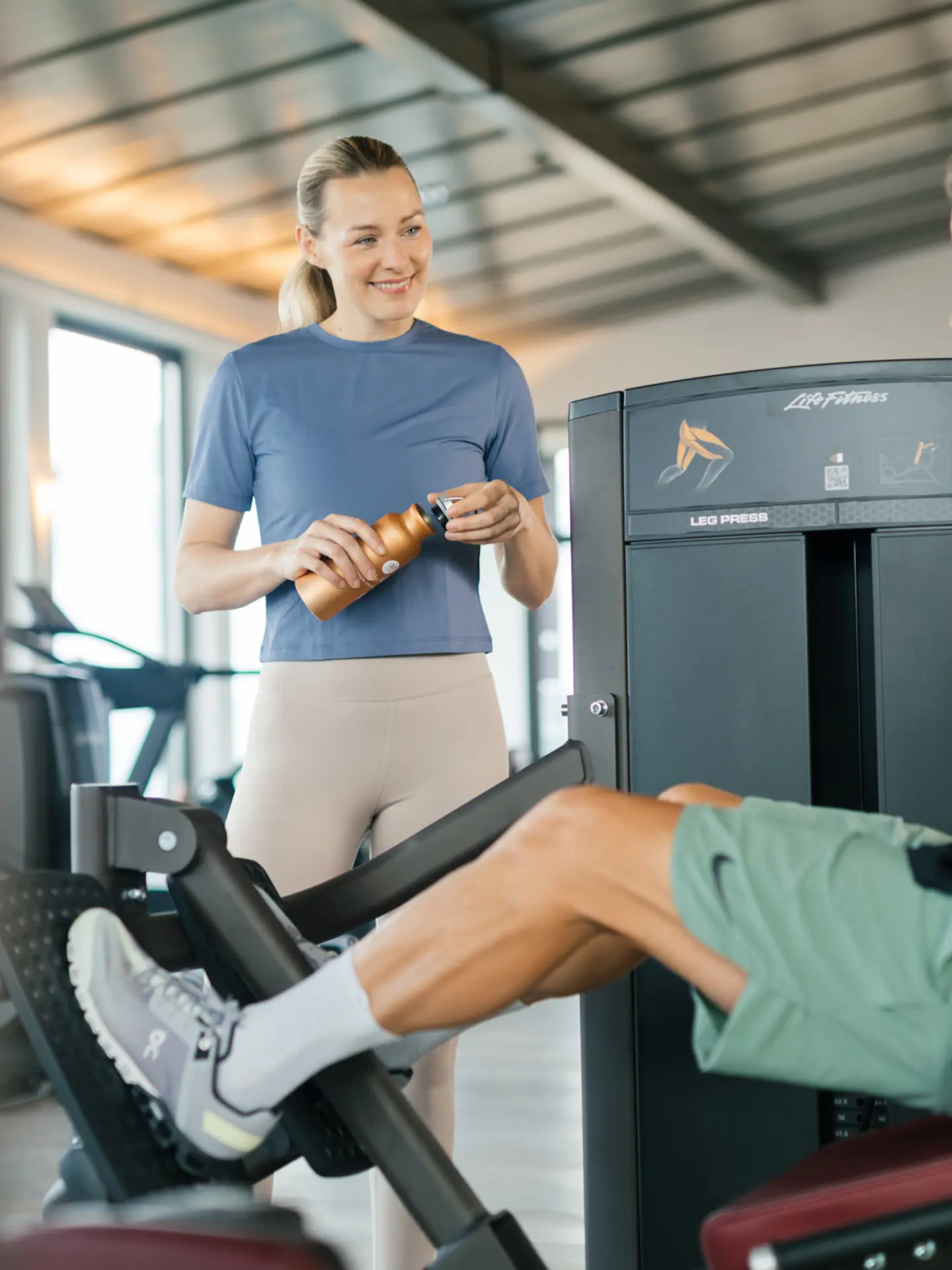 Mann und Frau im Fitnessraum