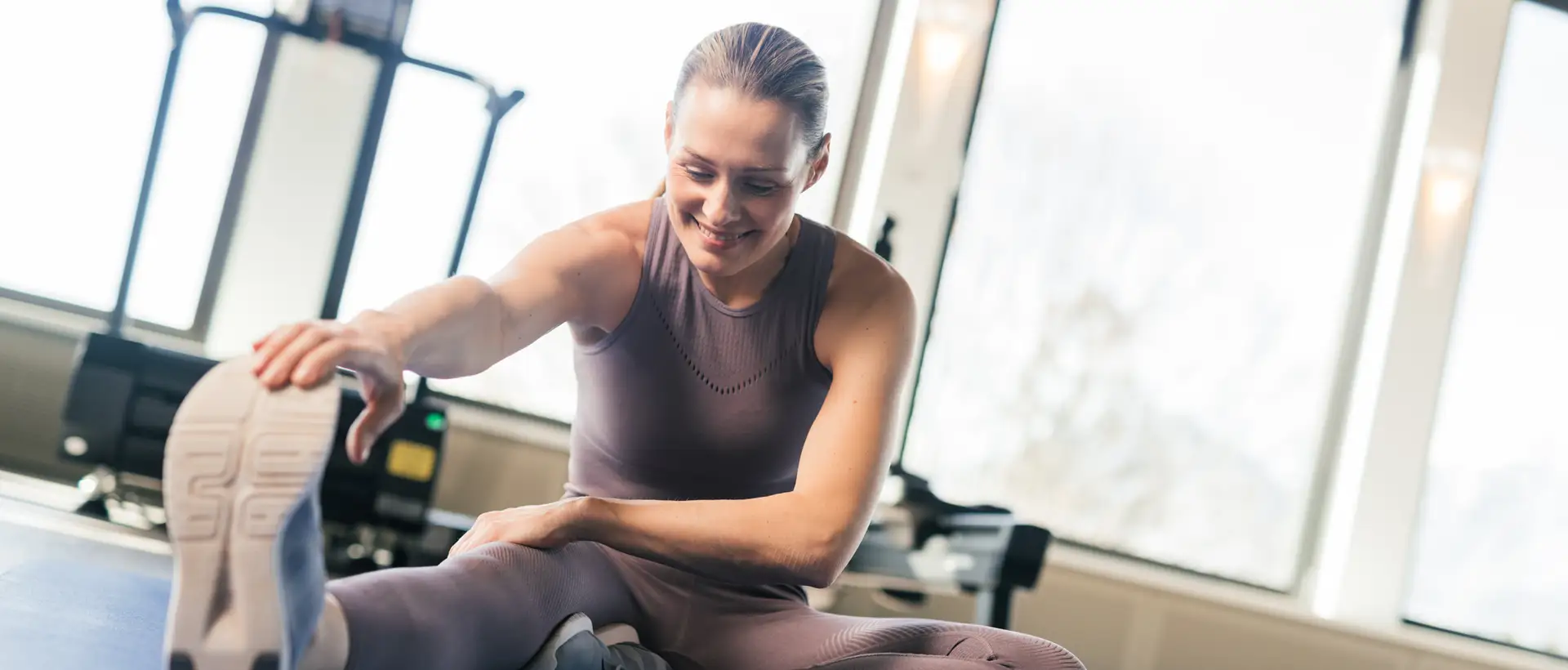 Frau macht Dehnübungen