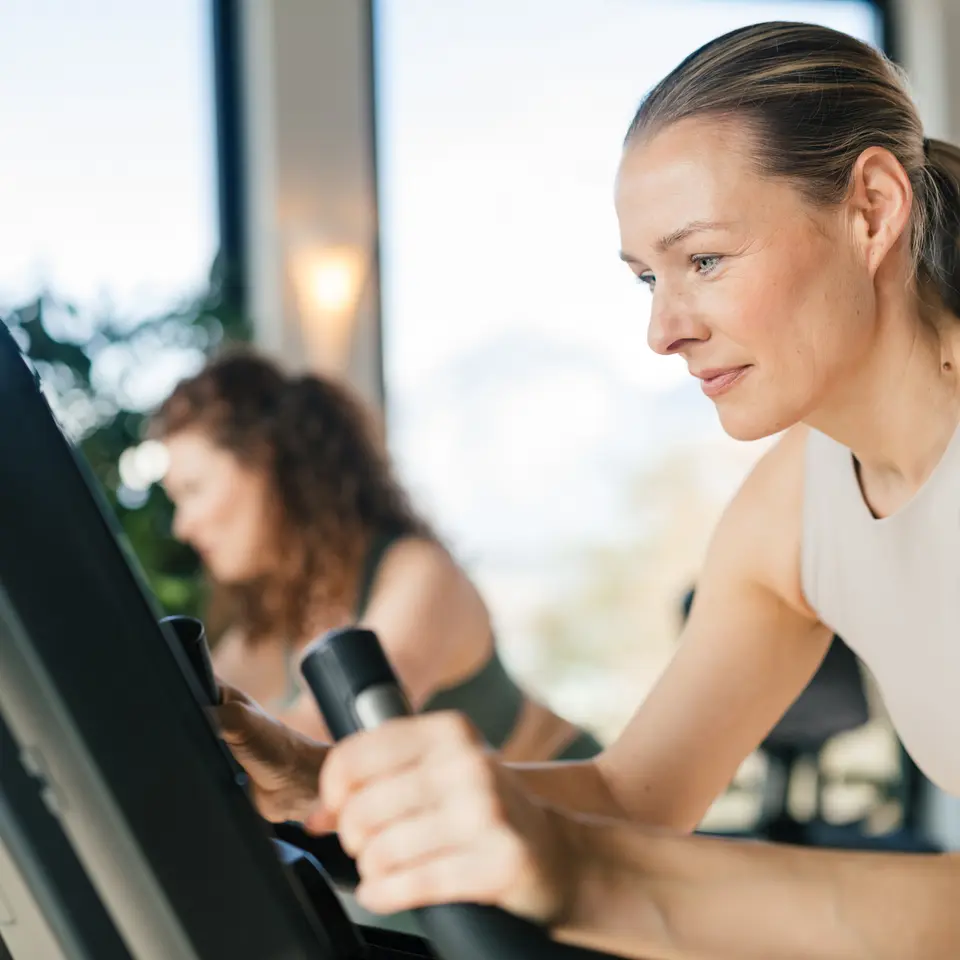 Frau trainiert auf Ergometer