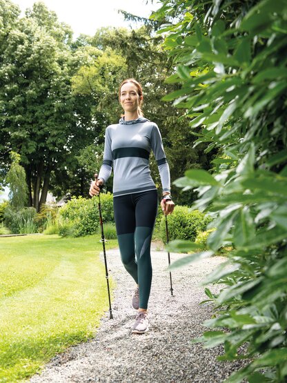 Frau beim Nordic Walking
