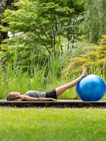 Fitnessübung im Park