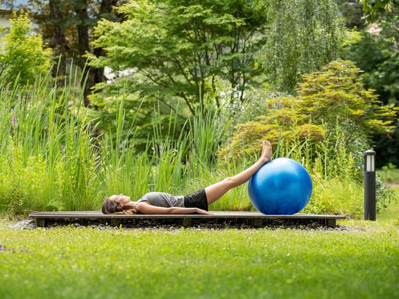 Fitnessübung im Park