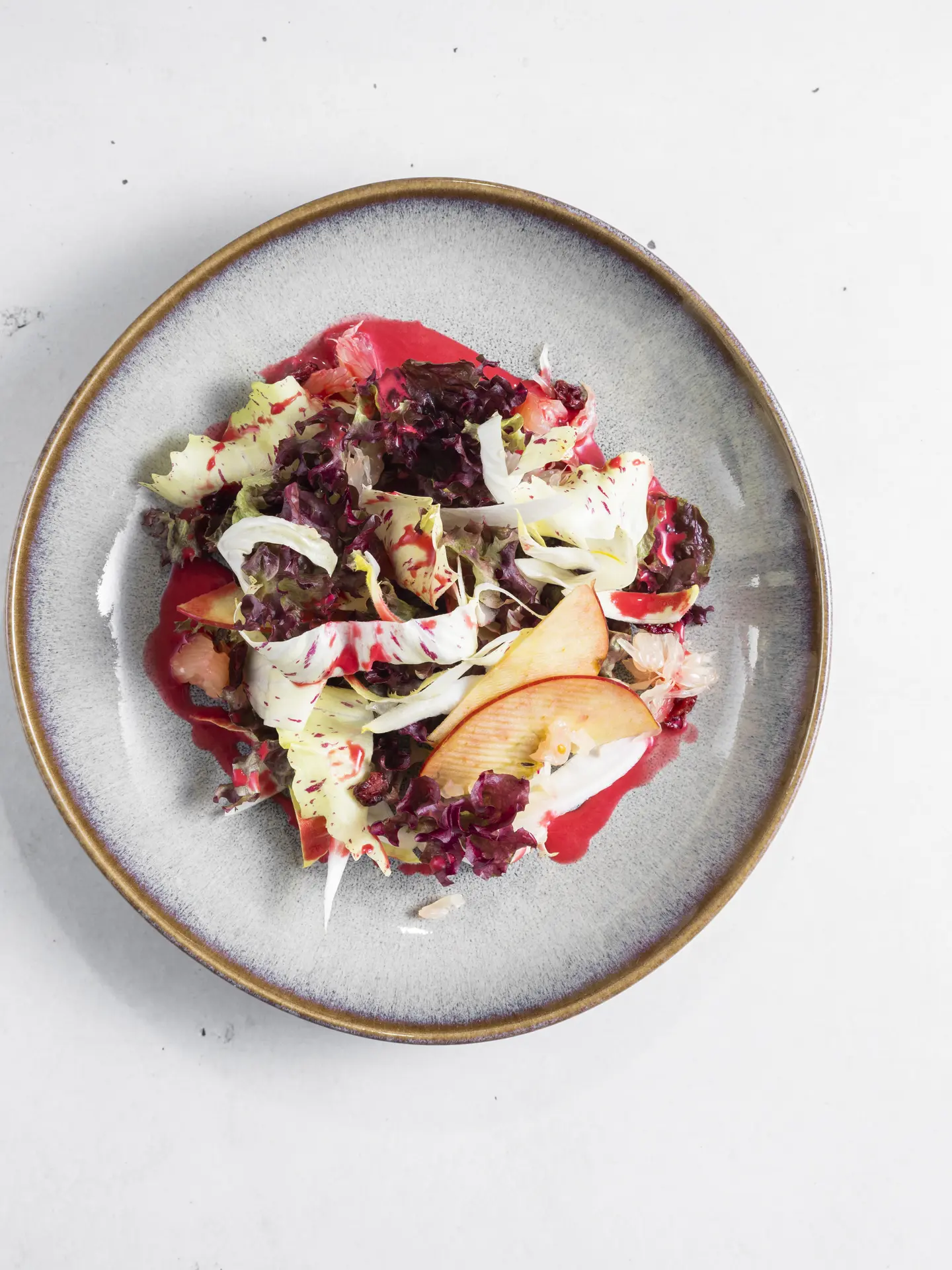 Teller mit Salat, Äpfeln und roter Bete