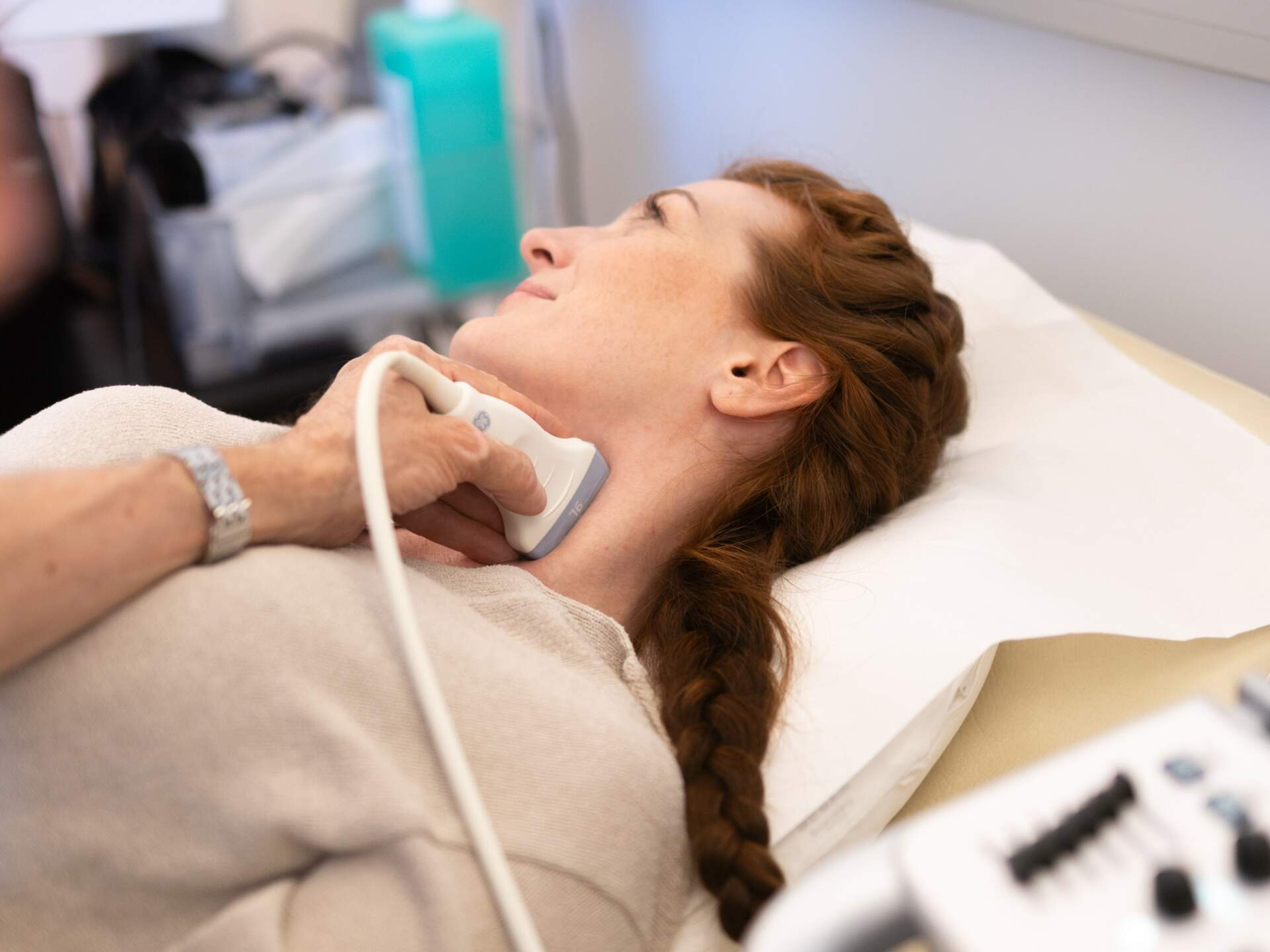 Frau bei einer Ultraschalluntersuchung der Halsschlagader in Rückenlage