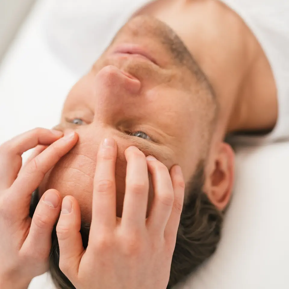 Mann bei Stirnmassage