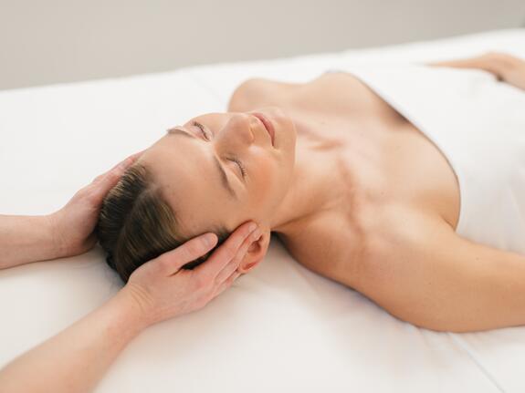 Junge Frau bei Massage