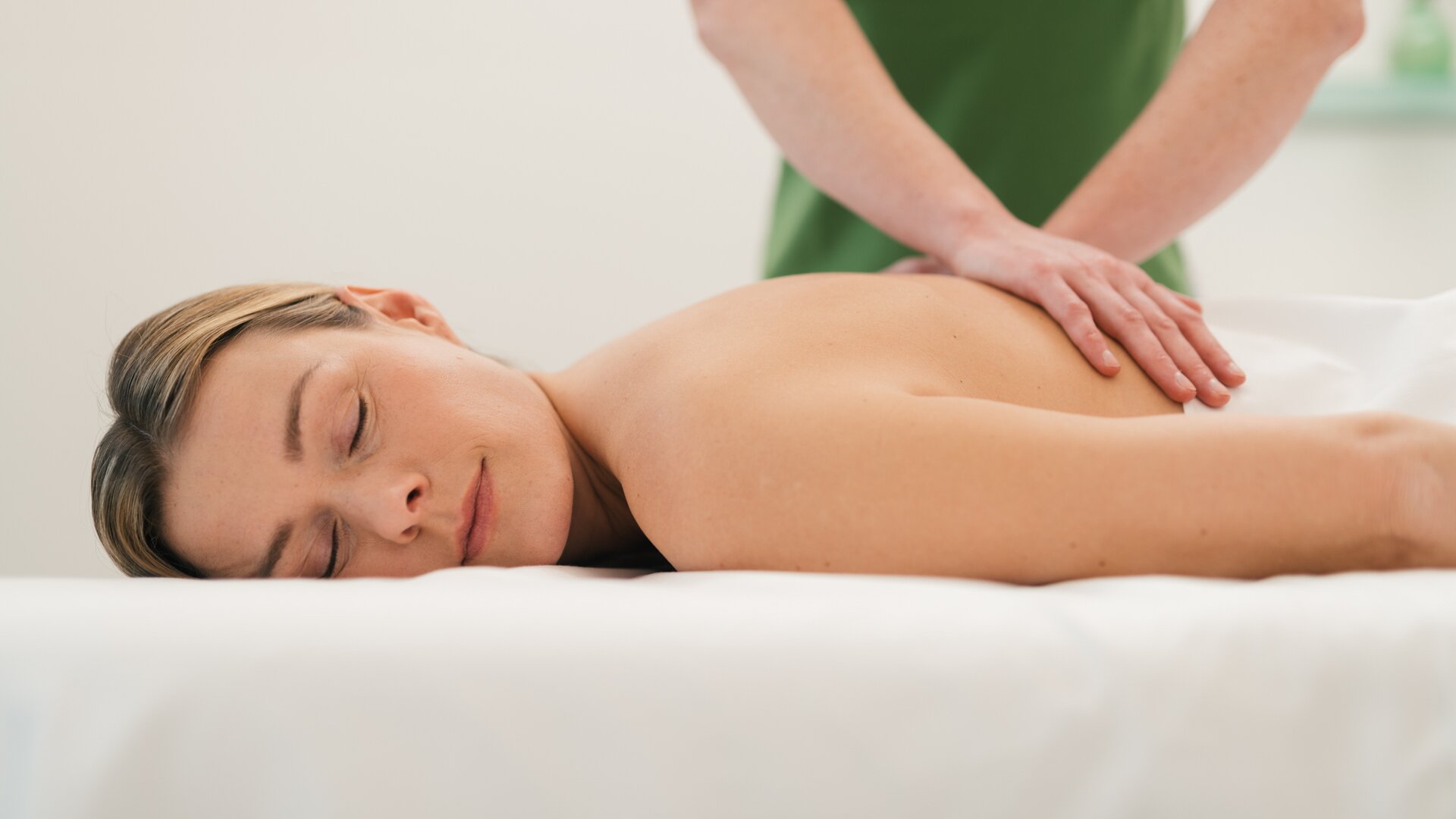 Frau bei Rückenmassage