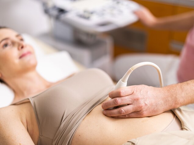 Frau beim Ultraschall