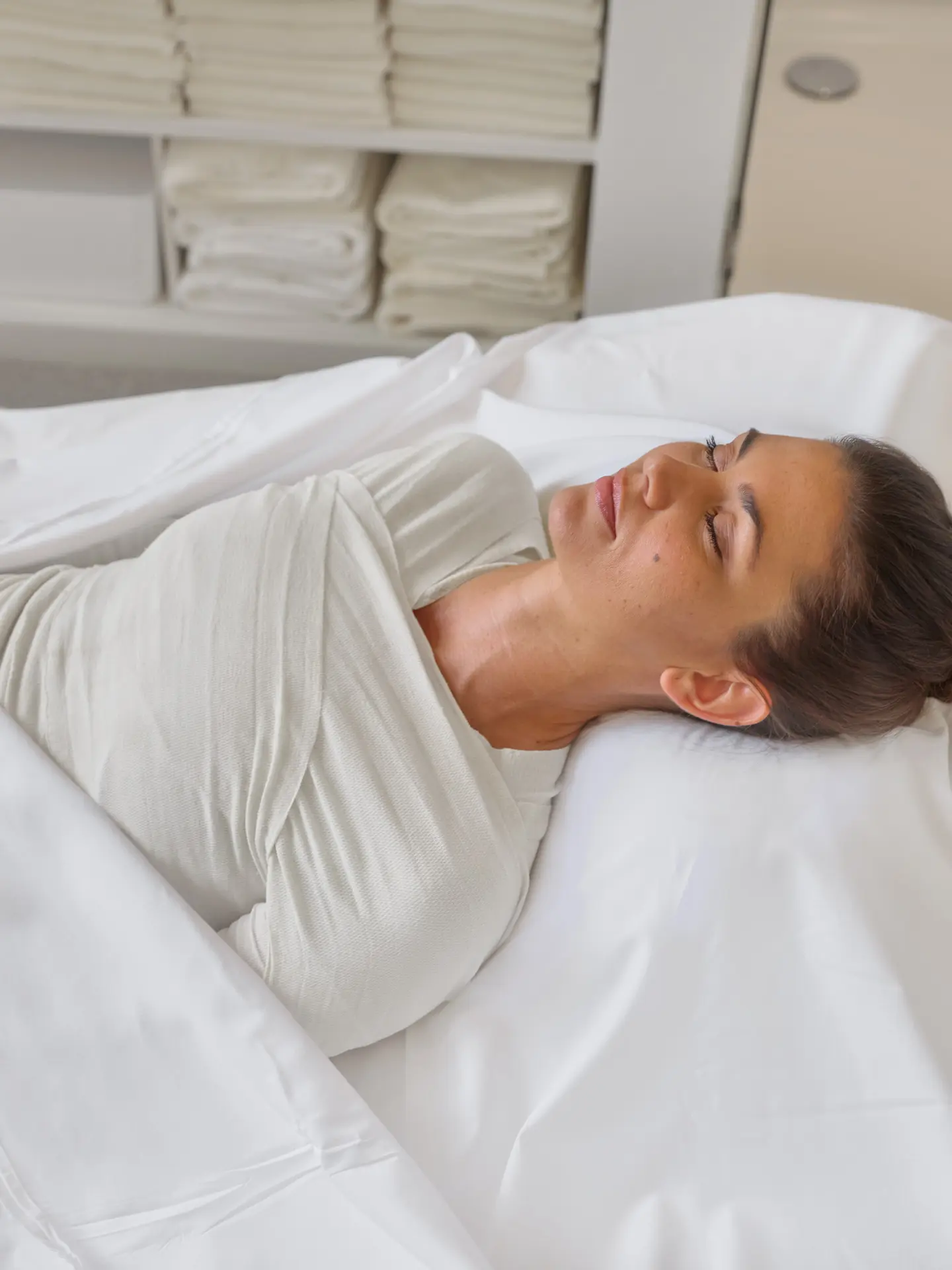 Frau auf Massagebank