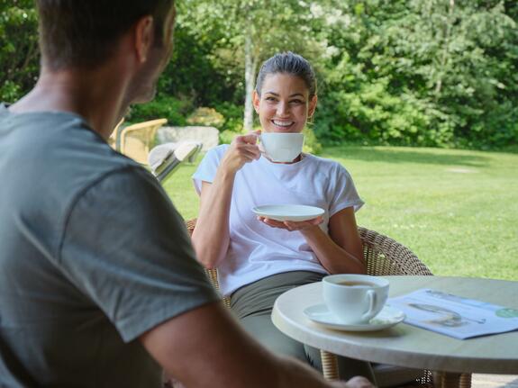 Pärchen trinkt gemeinsam Tee im Freien 