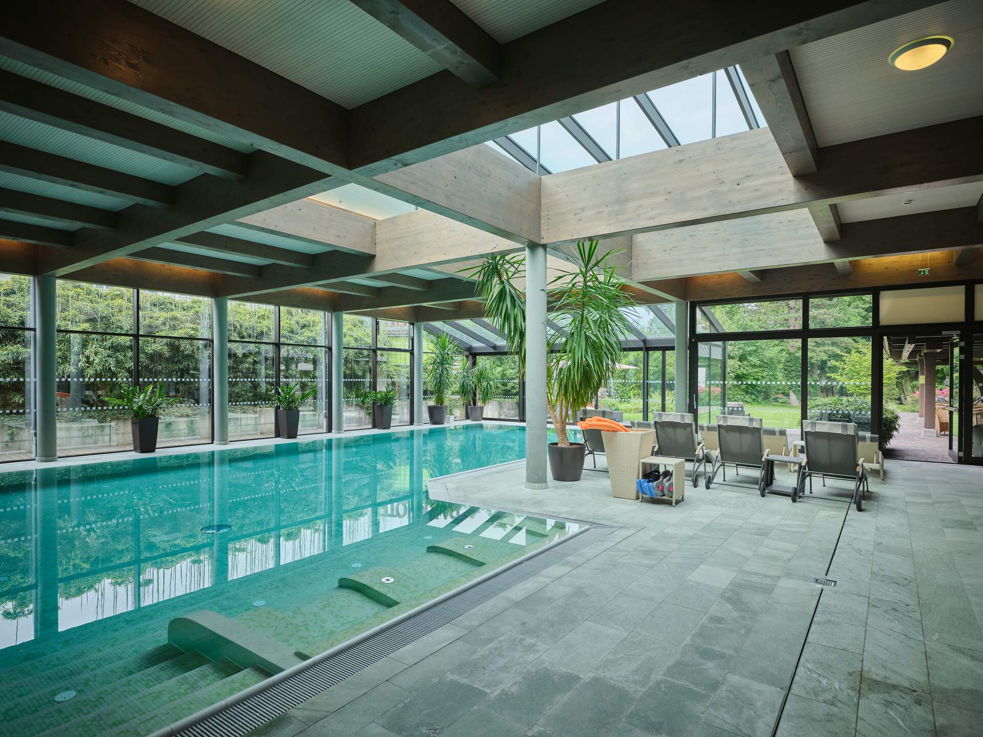 Indoor Pool mit Blick ins Grüne