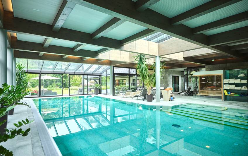 Indoor Pool mit Blick ins Grüne