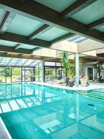 Indoor Pool mit Blick ins Grüne