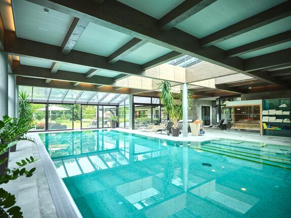 Indoor Pool mit Blick ins Grüne
