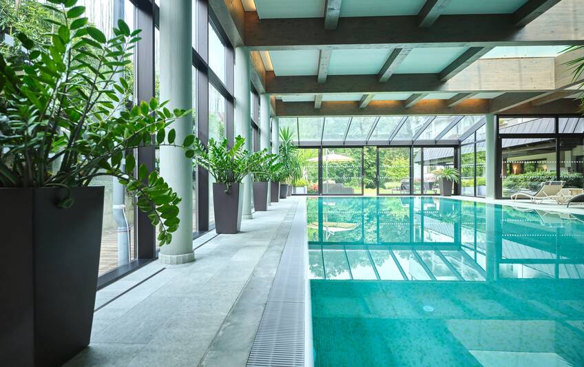 Indoor Pool mit Blick ins Grüne