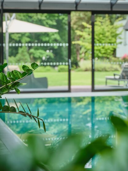 Indoor Pool mit Blick ins Grüne