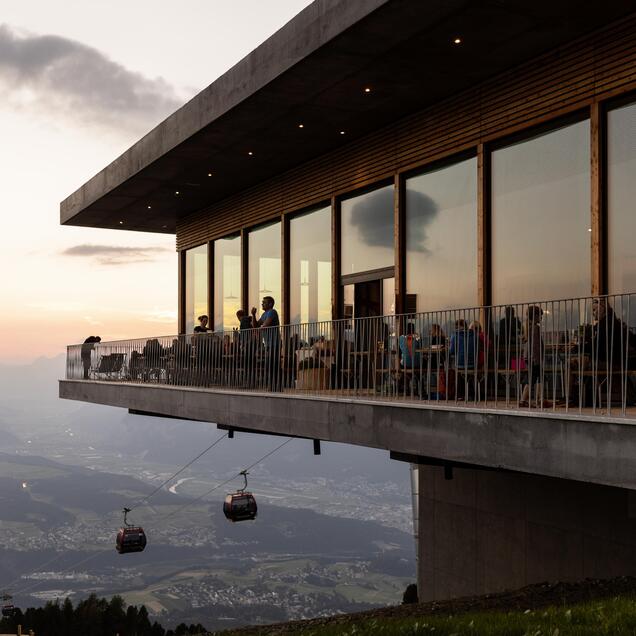 Die Bergstation Patscherkofel bietet am Abend einen atemberaubenden Ausblick