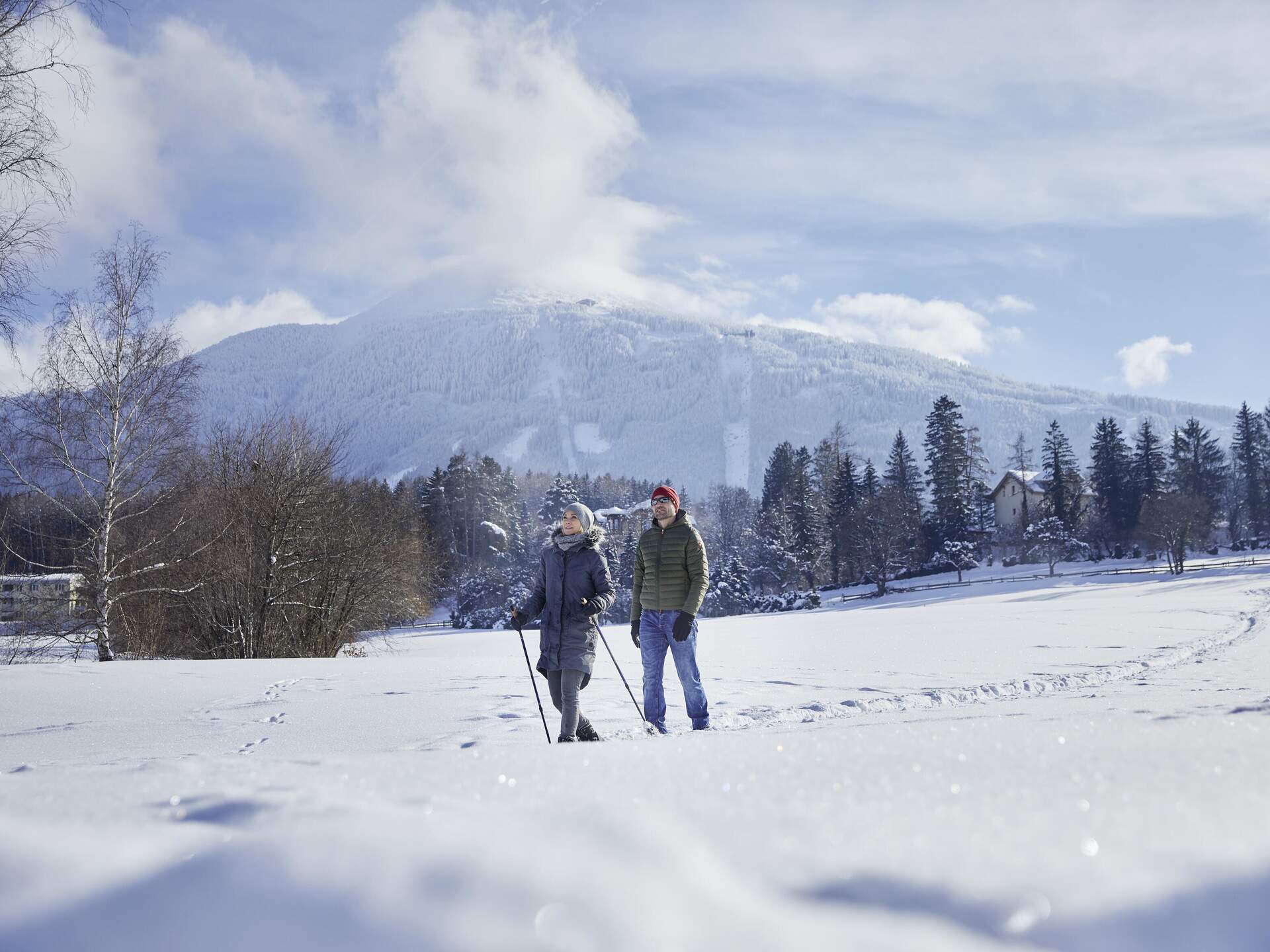 Verschneiter Waldweg