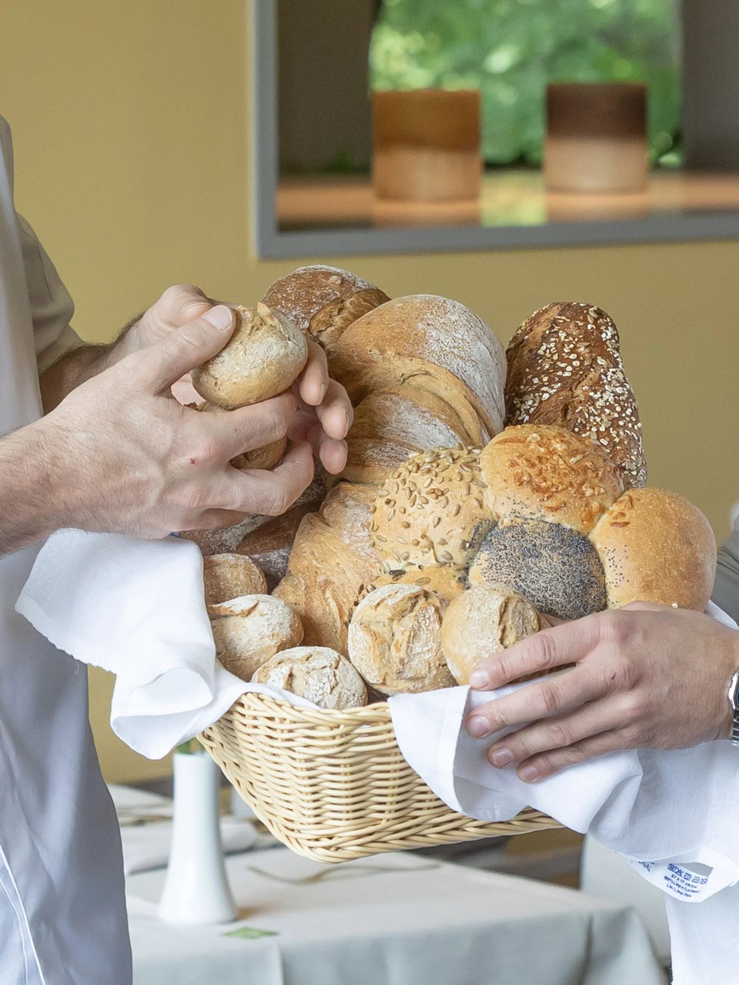 Küchenchef Marcus Sorg und ein Bäcker der Brotschmiede freuen sich über das selbst gebackene Brot.  | © Christian Forcher