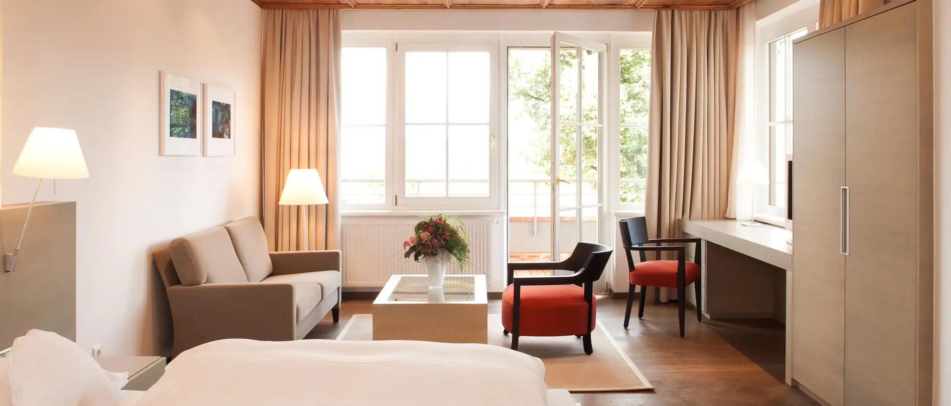 Hell eingerichtetes Zimmer