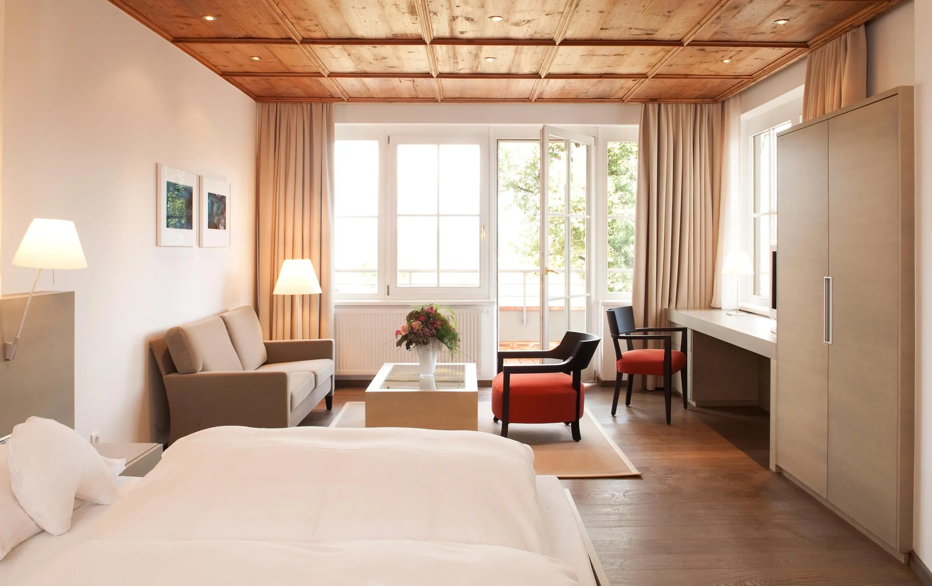 Hell eingerichtetes Zimmer