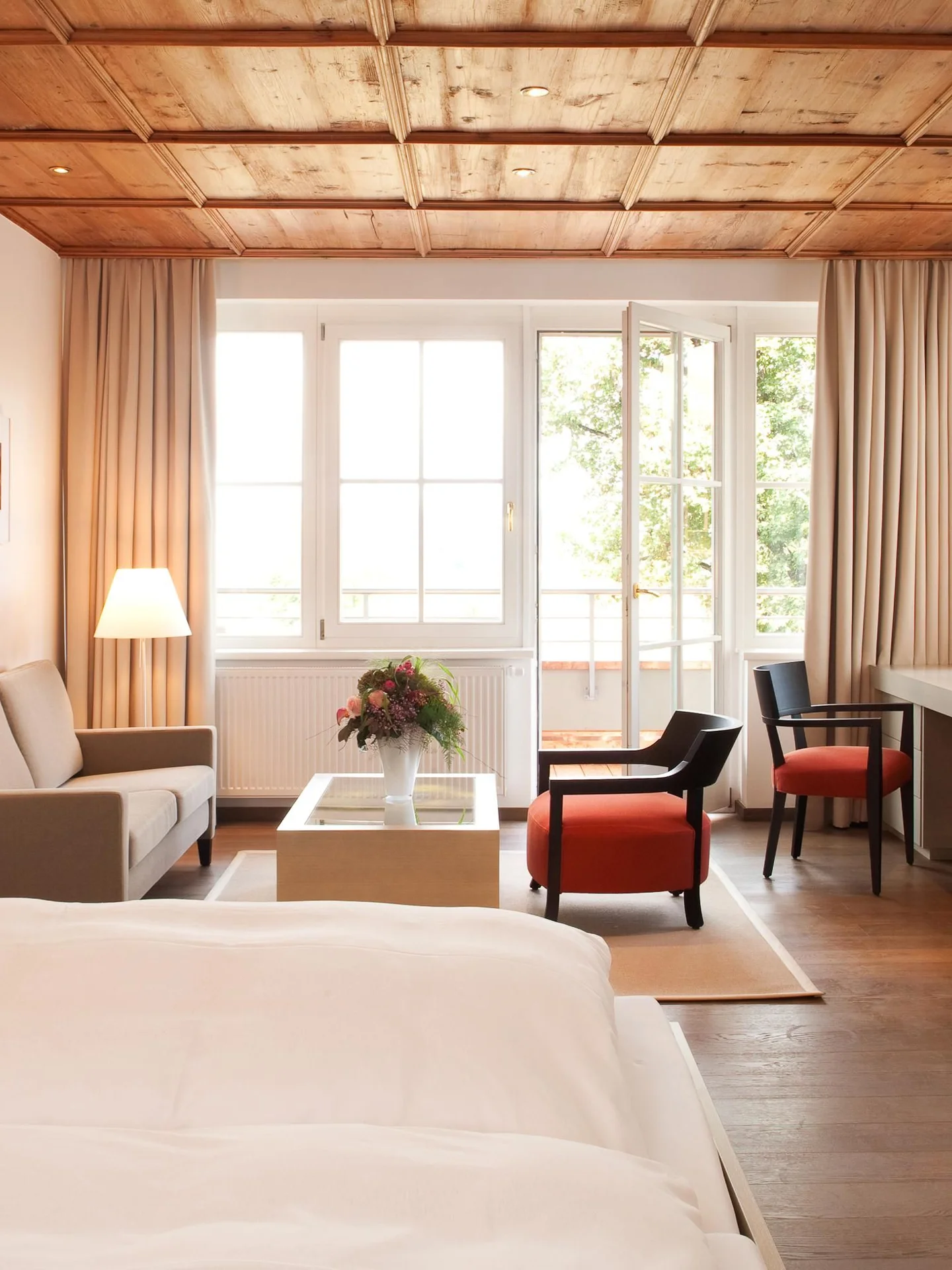 Hell eingerichtetes Zimmer