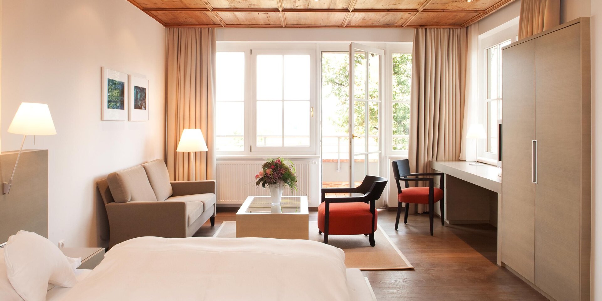 Hell eingerichtetes Zimmer