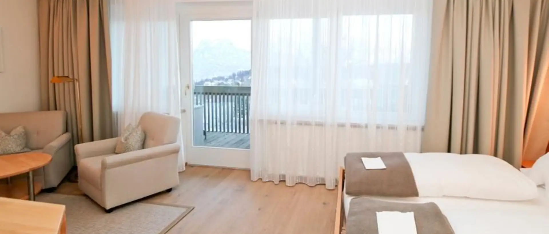 Hell eingerichtetes Zimmer