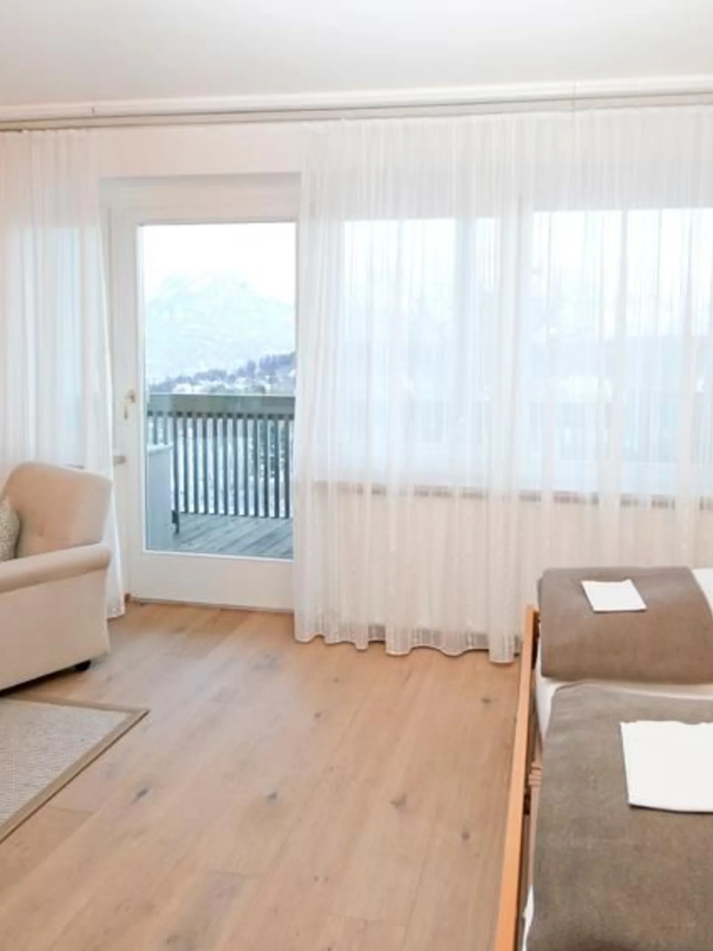 Hell eingerichtetes Zimmer