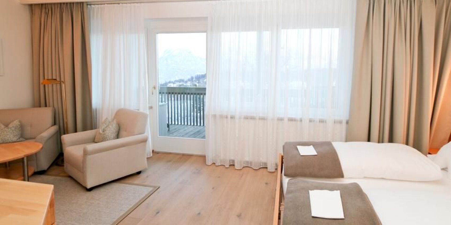 Hell eingerichtetes Zimmer