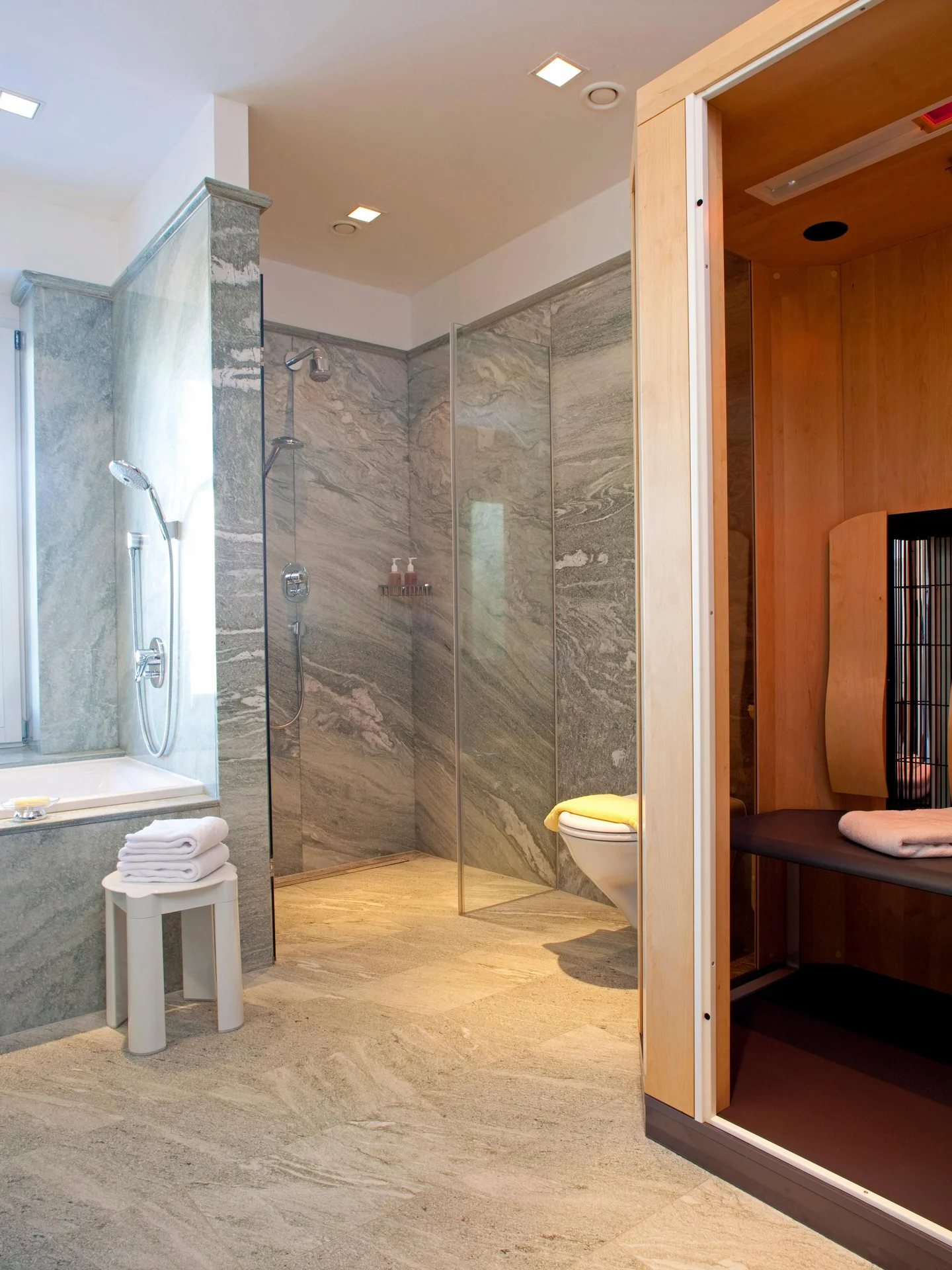 Geräumiges Badezimmer 