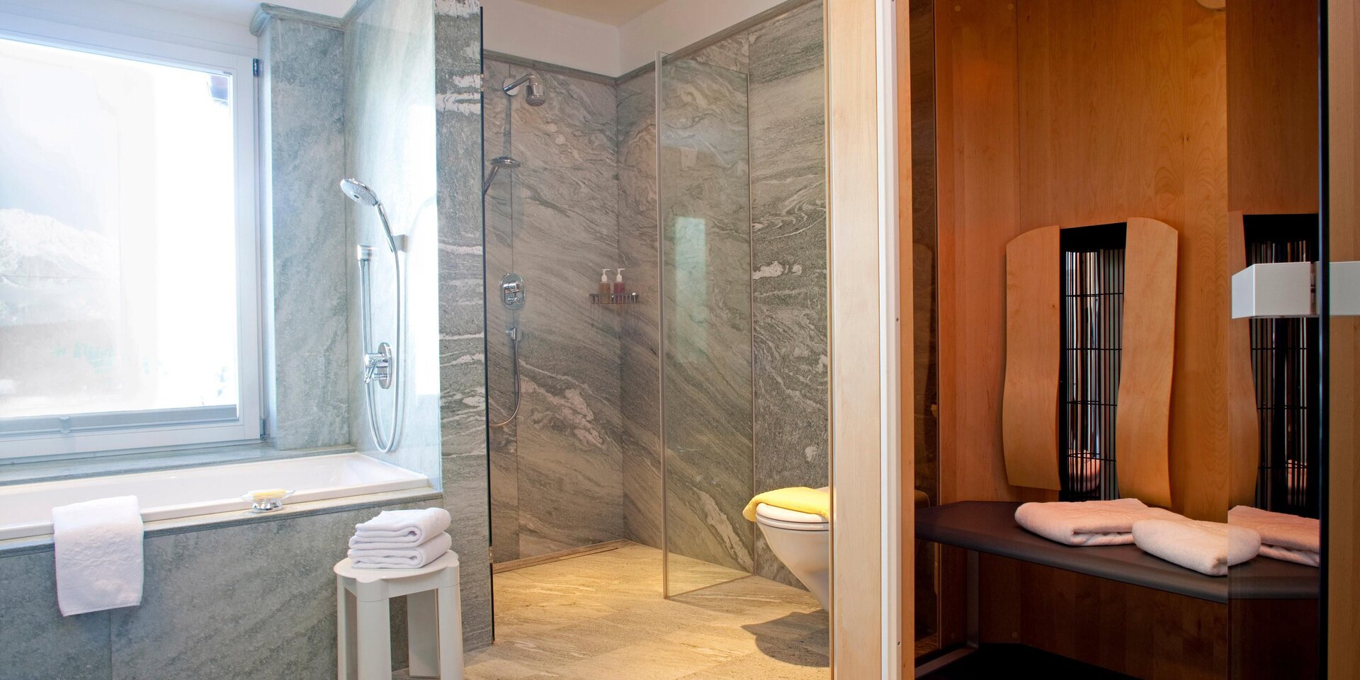 Geräumiges Badezimmer 